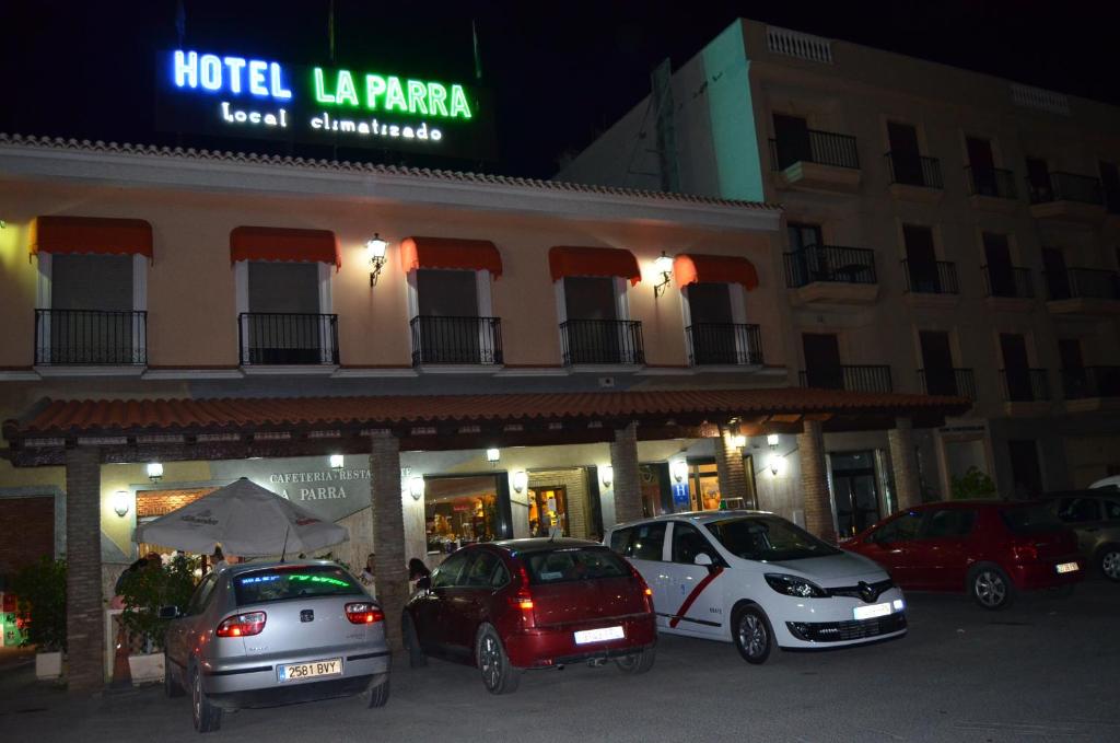 un grupo de coches estacionados frente a un hotel en Hotel La Parra, en Cuevas del Almanzora