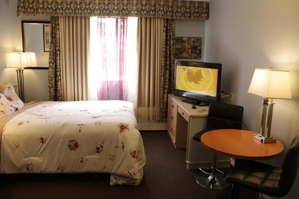 Μια τηλεόραση ή/και κέντρο ψυχαγωγίας στο Hillcrest Motel
