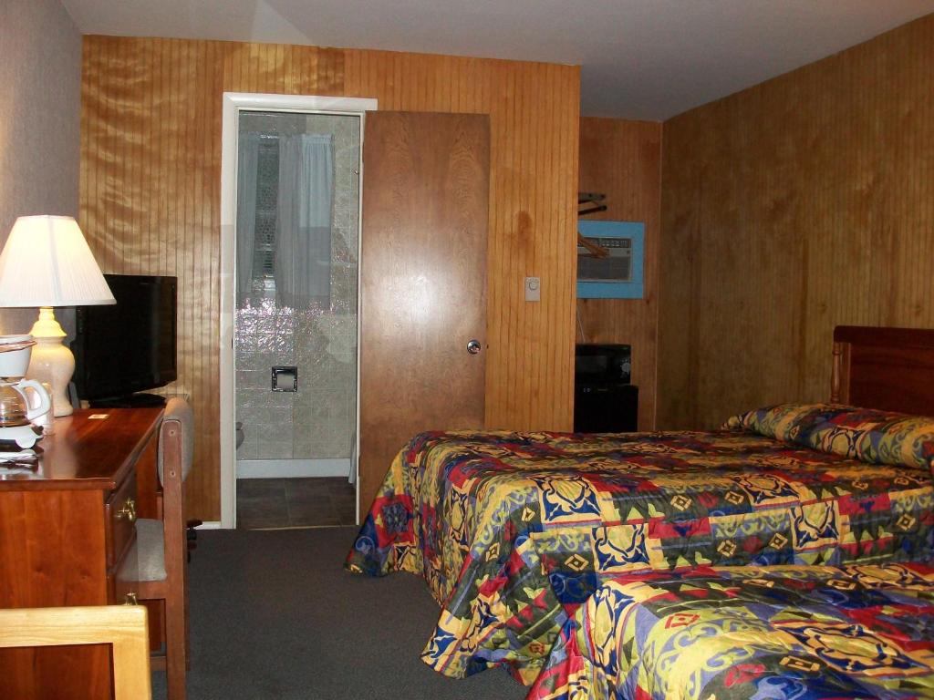 Postel nebo postele na pokoji v ubytování Mohican Motel