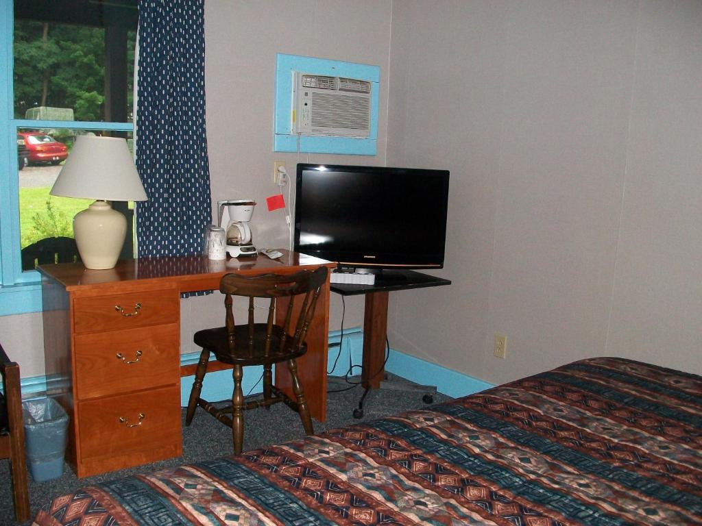TV a/nebo společenská místnost v ubytování Mohican Motel