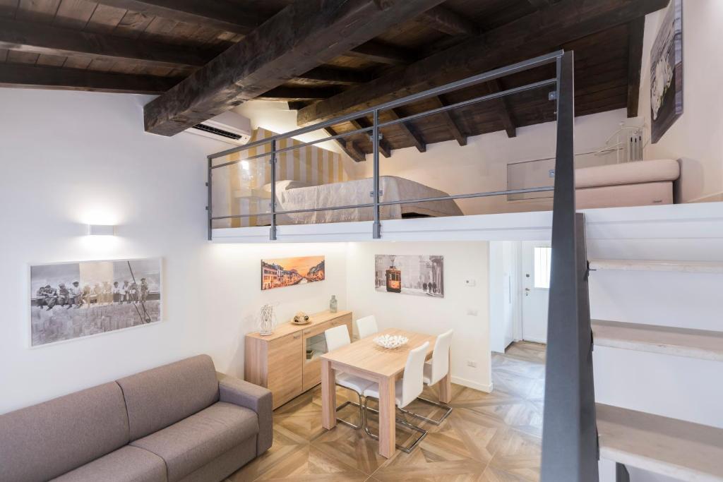 ミラノにあるLuxury Apartment Milano Centroのソファとテーブル付きのロフトアパートメントです。