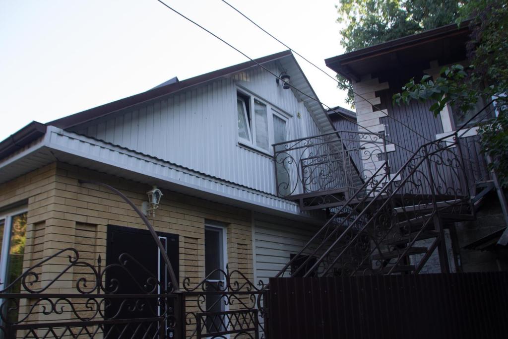 エッセントゥキにあるVacation Home on Andzhievskogoの螺旋階段付きの家