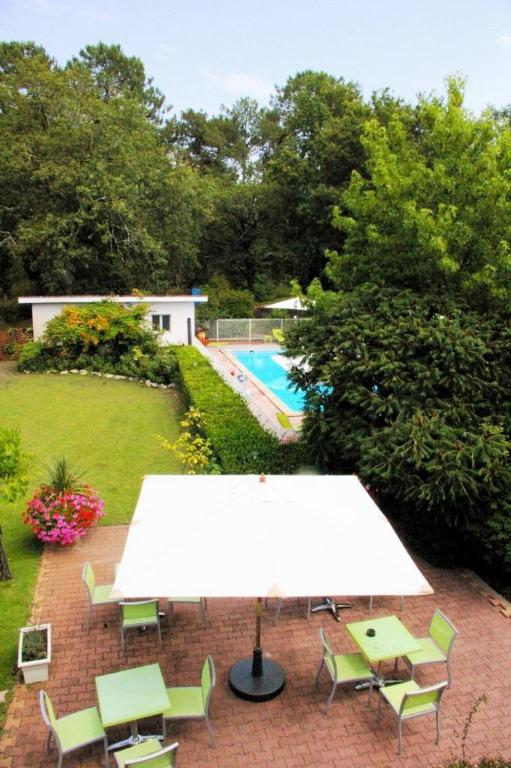Bazén v ubytování Logis Hôtels - Le Pont Bernet - Hotel 2 étoiles et restaurant nebo v jeho okolí