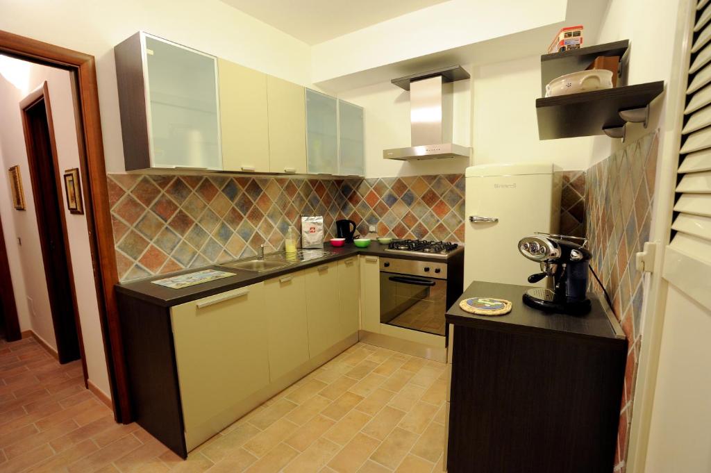 A kitchen or kitchenette at Medieval House