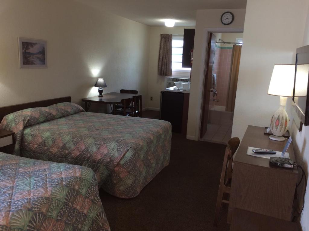 Postel nebo postele na pokoji v ubytování Crystal Sands Motel