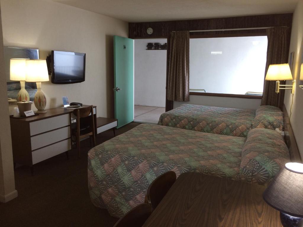 Postel nebo postele na pokoji v ubytování Crystal Sands Motel