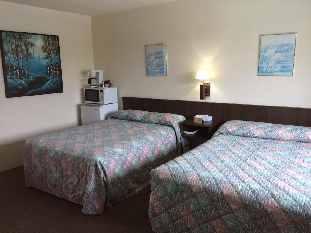 Postel nebo postele na pokoji v ubytování Crystal Sands Motel