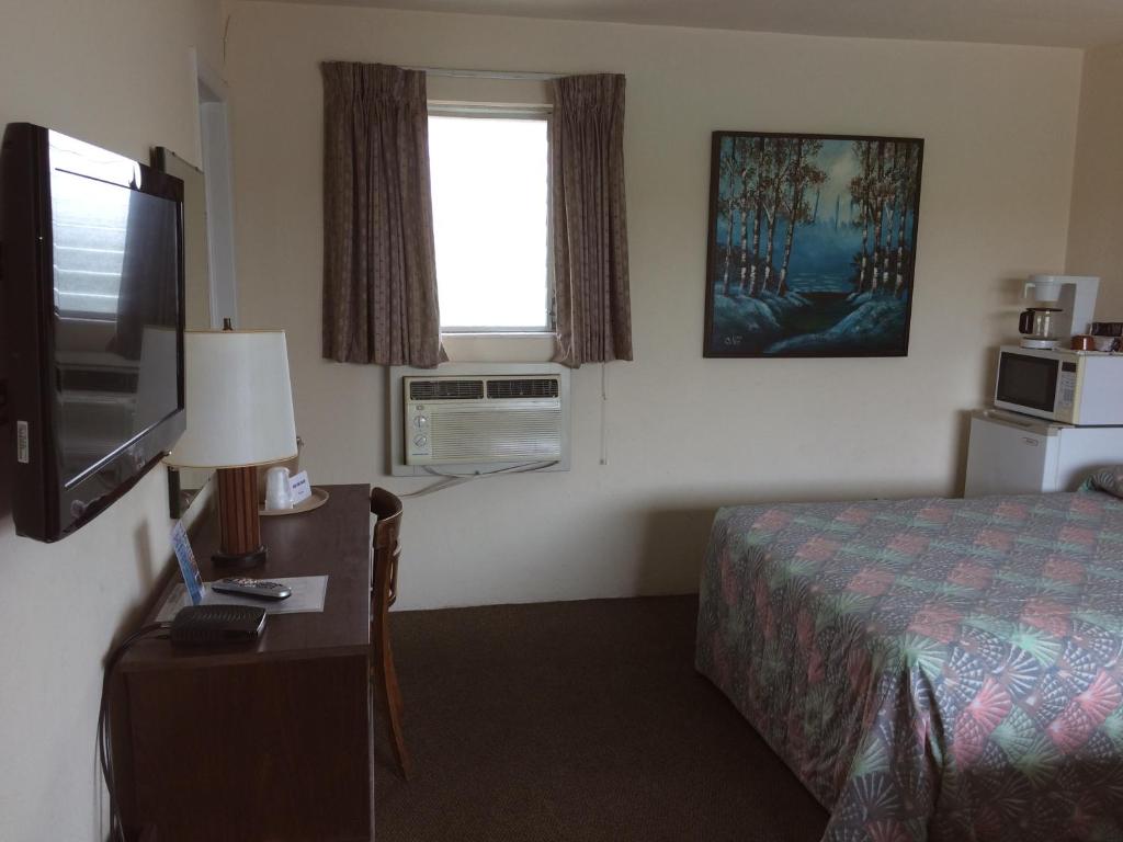 Postel nebo postele na pokoji v ubytování Crystal Sands Motel