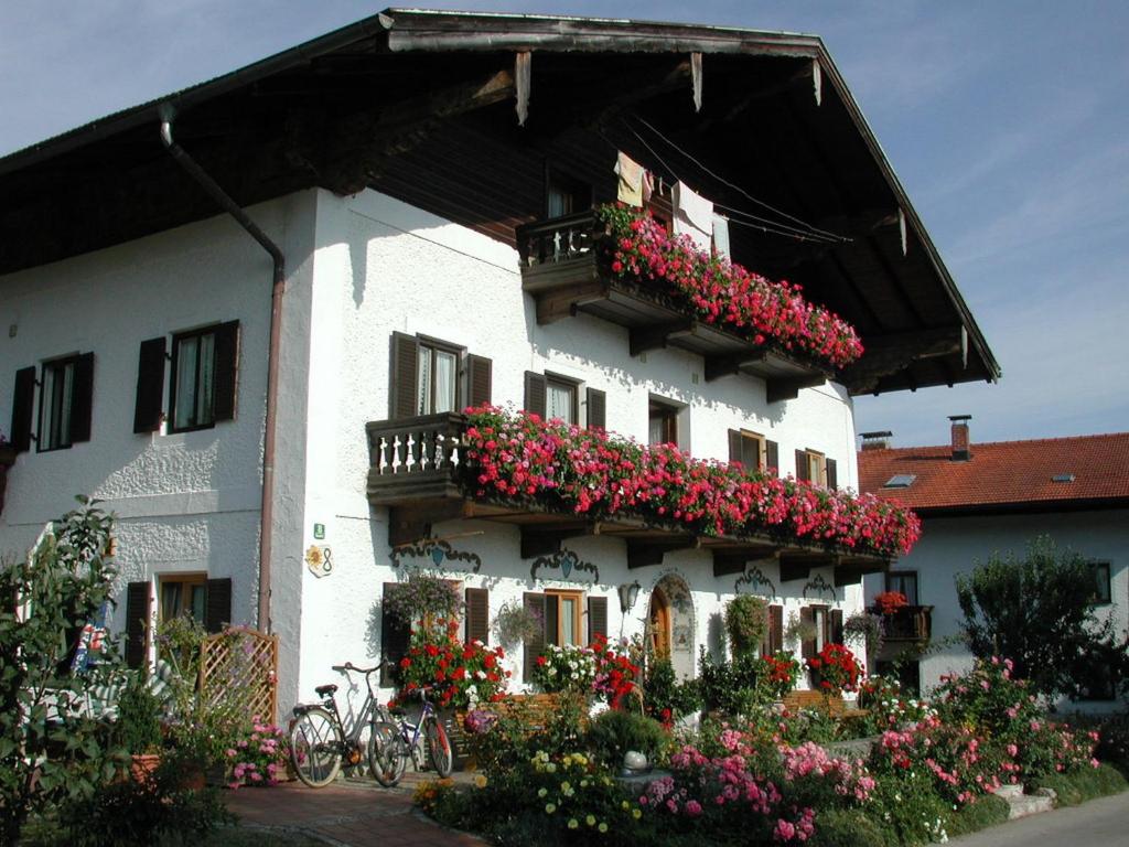 ein weißes Gebäude mit Blumenkästen drauf in der Unterkunft Biererhof in Rottau