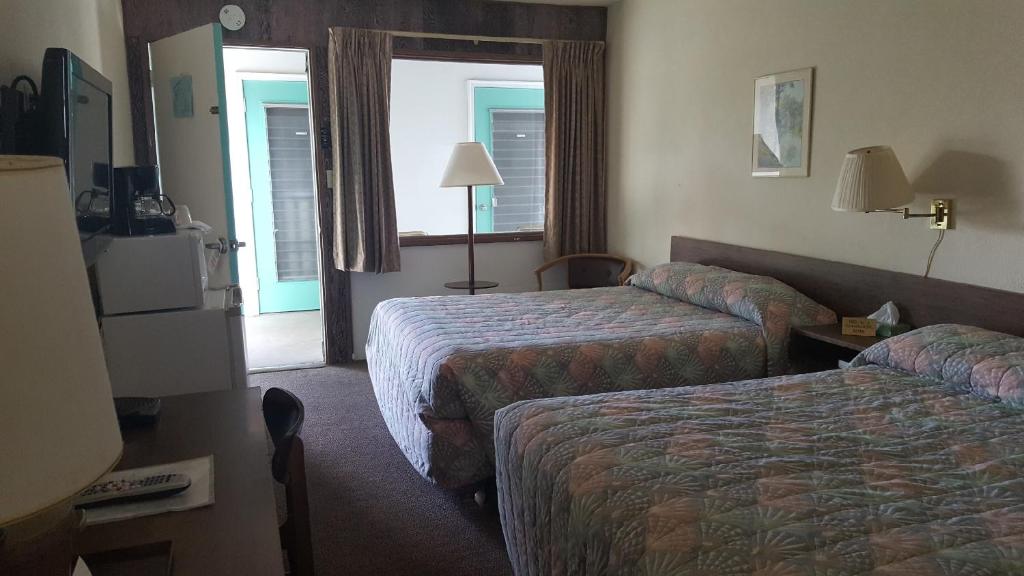 Postel nebo postele na pokoji v ubytování Crystal Sands Motel