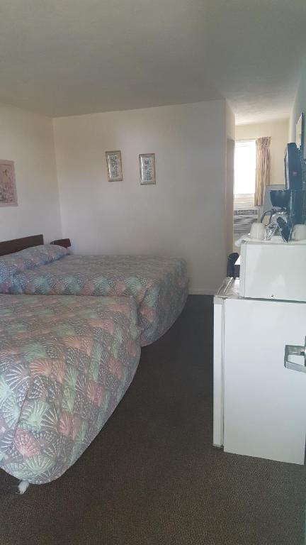 Postel nebo postele na pokoji v ubytování Crystal Sands Motel