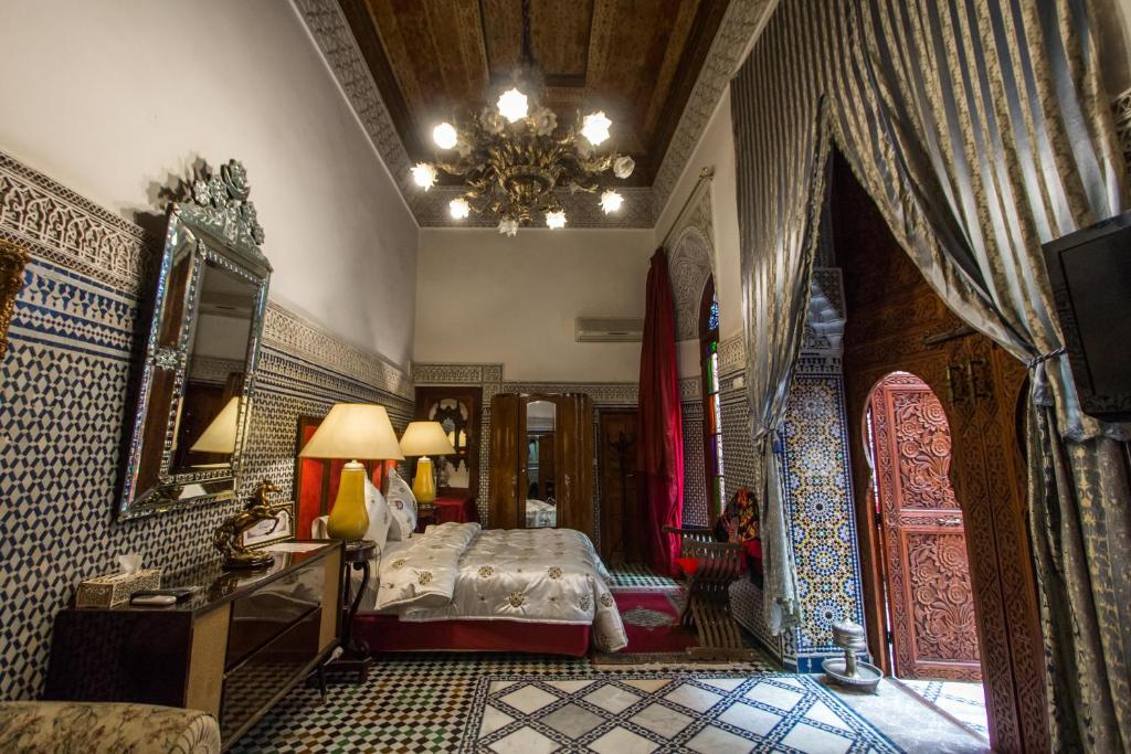 Postel nebo postele na pokoji v ubytování Riad Damia Suite &Spa