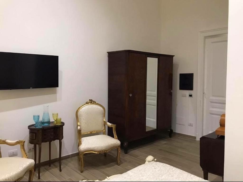 Televízia a/alebo spoločenská miestnosť v ubytovaní Royal Gismonda