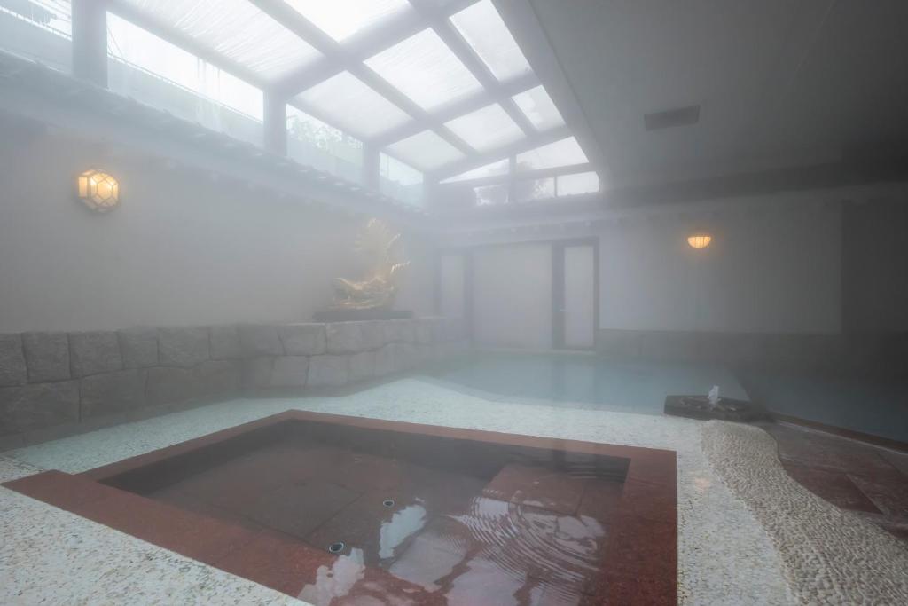 Bazén v ubytování Awara Grand Hotel nebo v jeho okolí