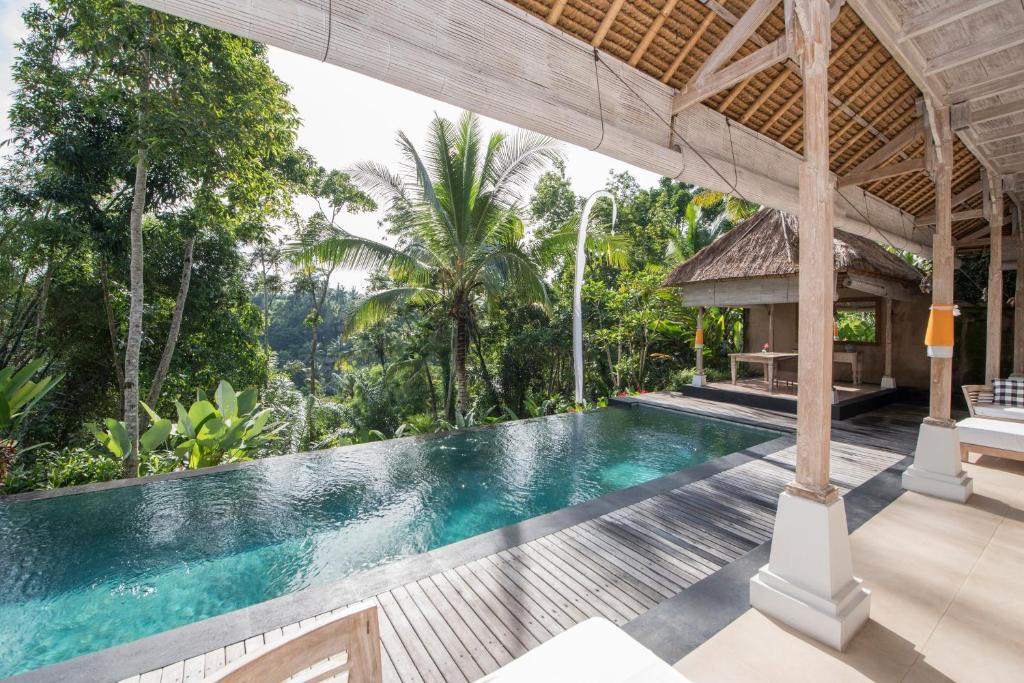 una piscina infinita en una villa en ubud en Villa Shamballa en Ubud