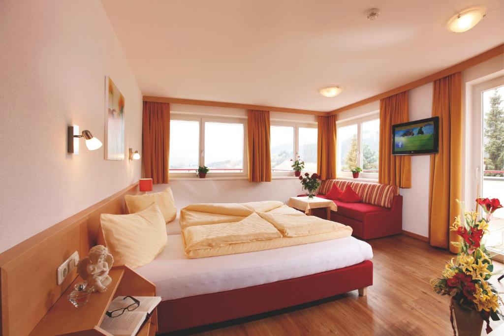 Postel nebo postele na pokoji v ubytování Hotel Alpenroyal