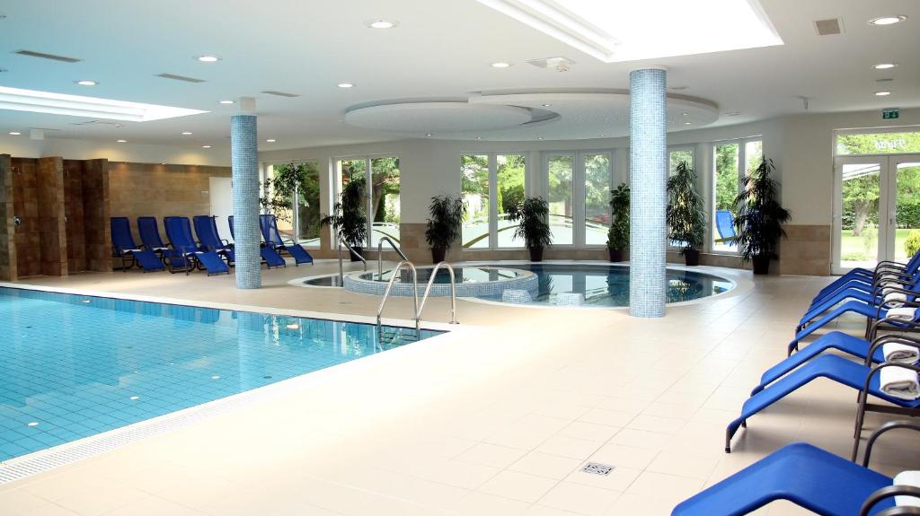 Bazén v ubytování Garden Hotel Wellness és Konferencia nebo v jeho okolí