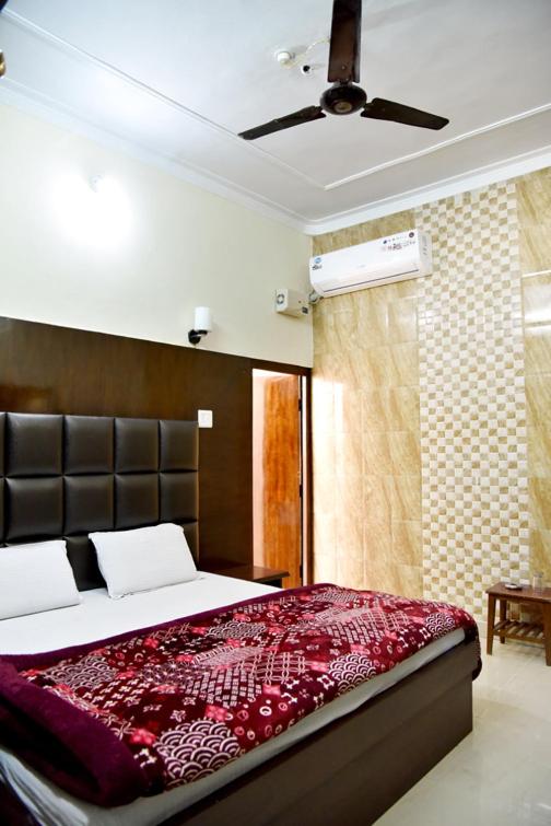 Postel nebo postele na pokoji v ubytování Hotel Ram