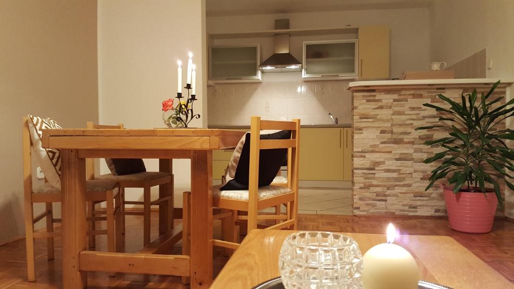 eine Küche und ein Esszimmer mit einem Tisch und Stühlen in der Unterkunft Holiday Home Božičević in Rakovica
