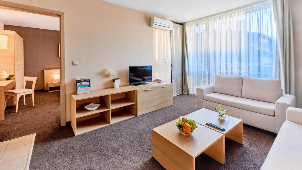 TV a/nebo společenská místnost v ubytování Lucky Bansko Aparthotel SPA & Relax