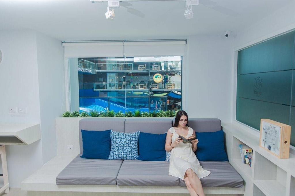 Posezení v ubytování The Bloc Hotel Phuket - SHA Extra Plus