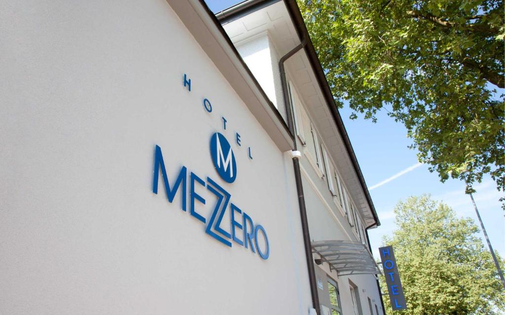 瓦爾茨胡特田根的住宿－Hotel Mezzero，建筑物一侧的标志