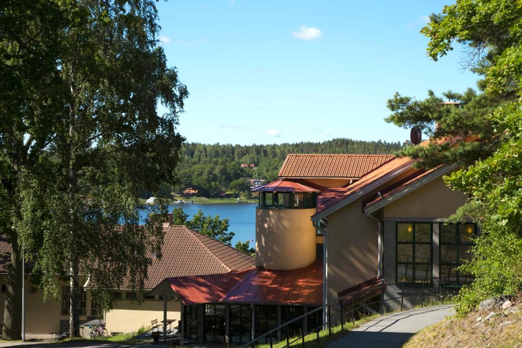 een huis met een watertoren op het dak bij STF Sigtuna Vandrarhem in Sigtuna