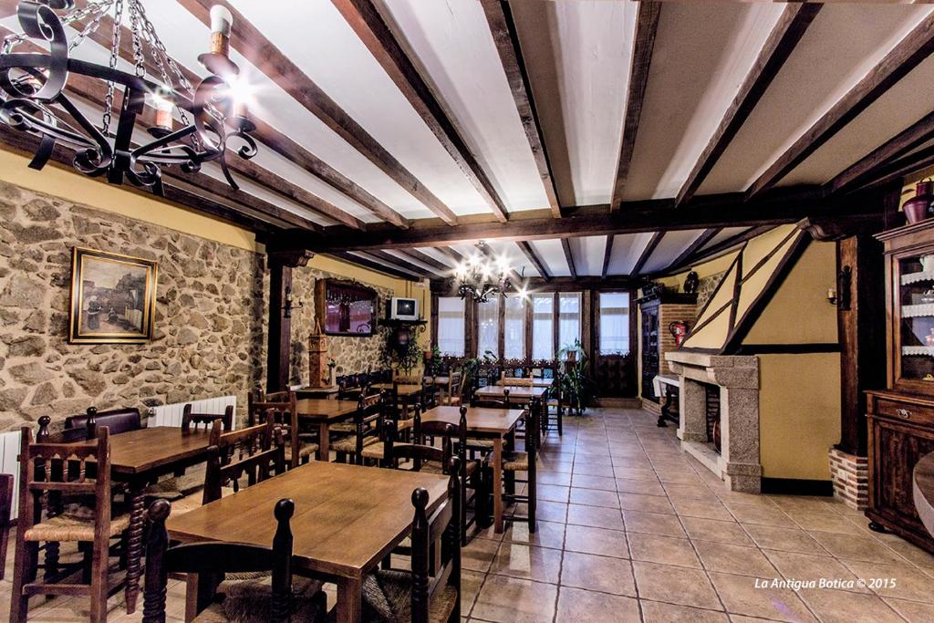 Un restaurante o sitio para comer en La Antigua Botica