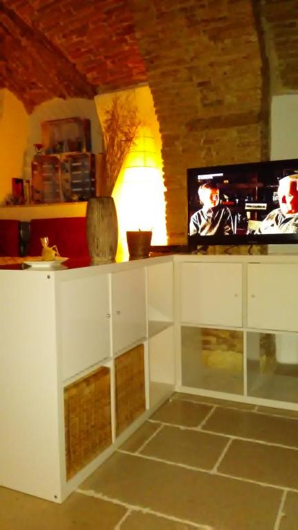 TV a/nebo společenská místnost v ubytování Le Antiche Mura