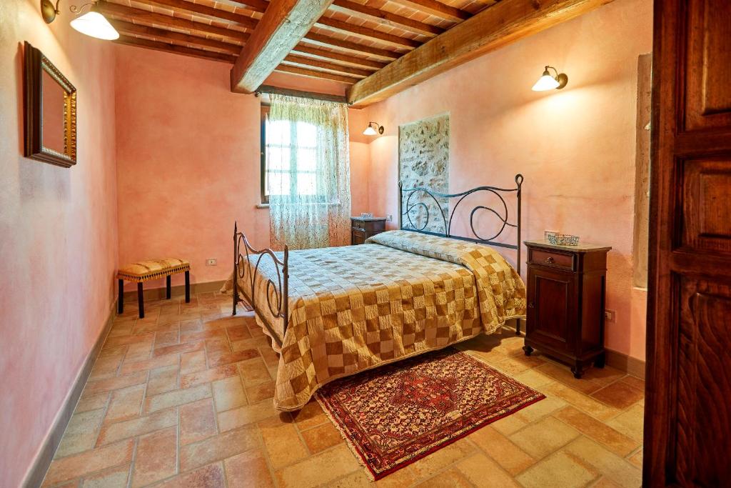 A bed or beds in a room at Agriturismo Il Molino Antico - 5 Girasoli