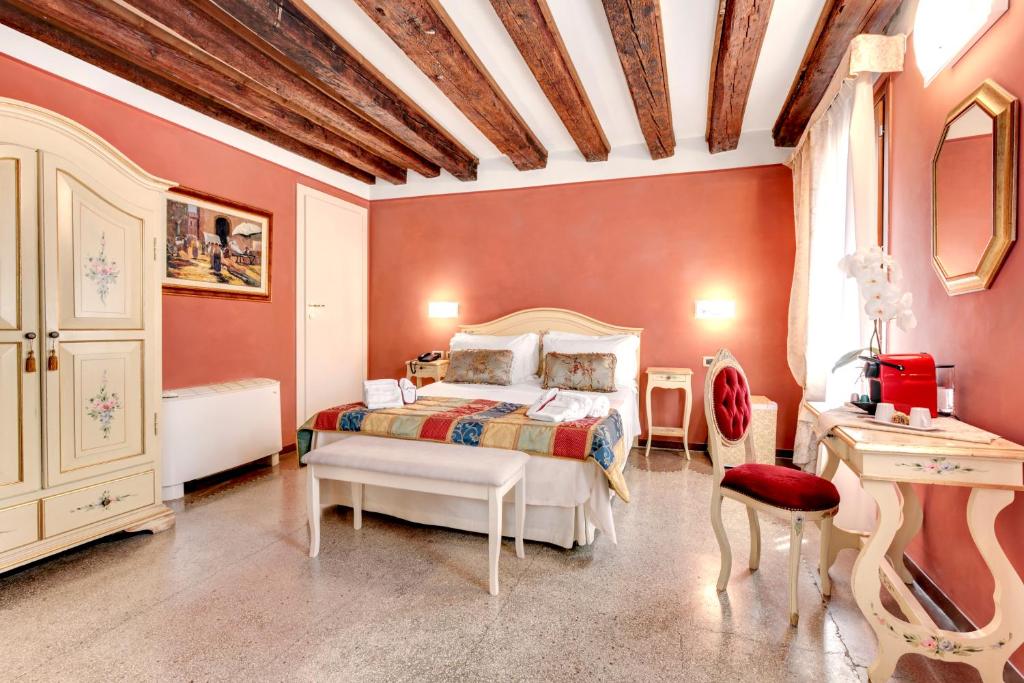 a living room filled with furniture and a bed at Ca' Riza in Venice