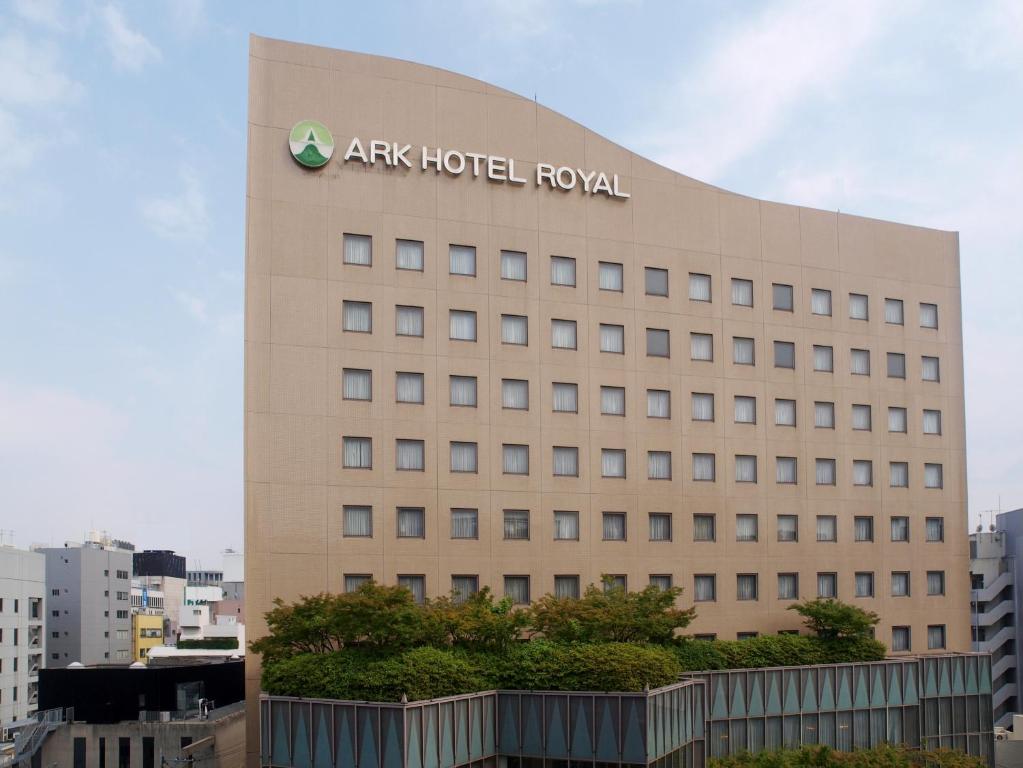 budynek z znakiem na boku w obiekcie Ark Hotel Royal Fukuoka Tenjin -ROUTE INN HOTELS- w mieście Fukuoka