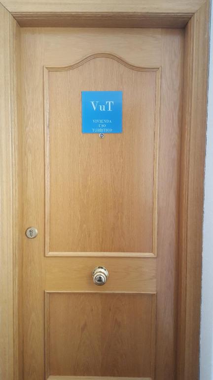 drewniane drzwi z niebieskim znakiem w obiekcie LOFT Estudio BRETON GRAN VIA w Salamance