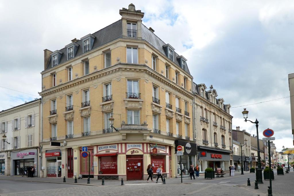 un grand bâtiment au coin d'une rue dans l'établissement La Mignonette, à Épernay