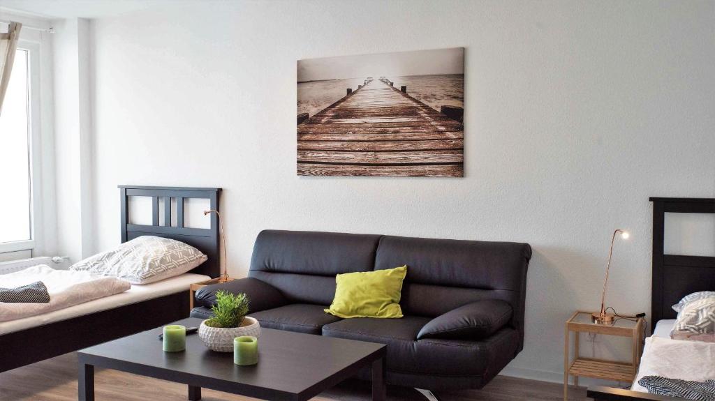 ein Wohnzimmer mit einem Sofa und einem Tisch in der Unterkunft Working & Longstay Apartments DD in Düsseldorf