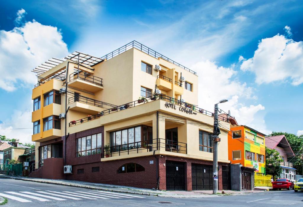 a building on the corner of a street at Hotel Corsar in Tulcea