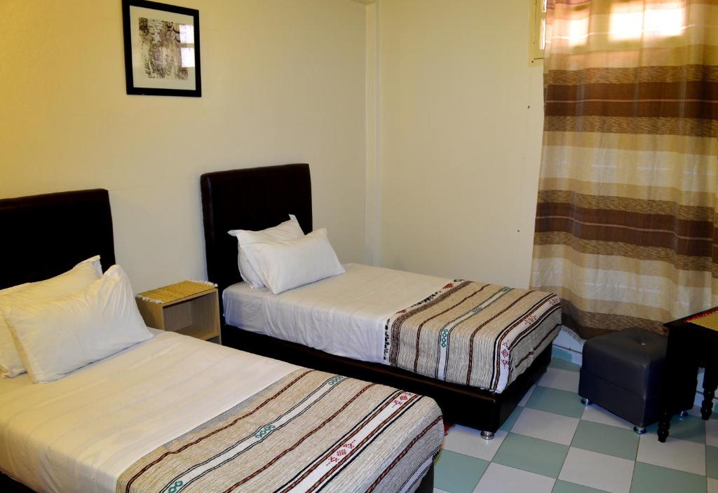 Una cama o camas en una habitación de Dar Yasser