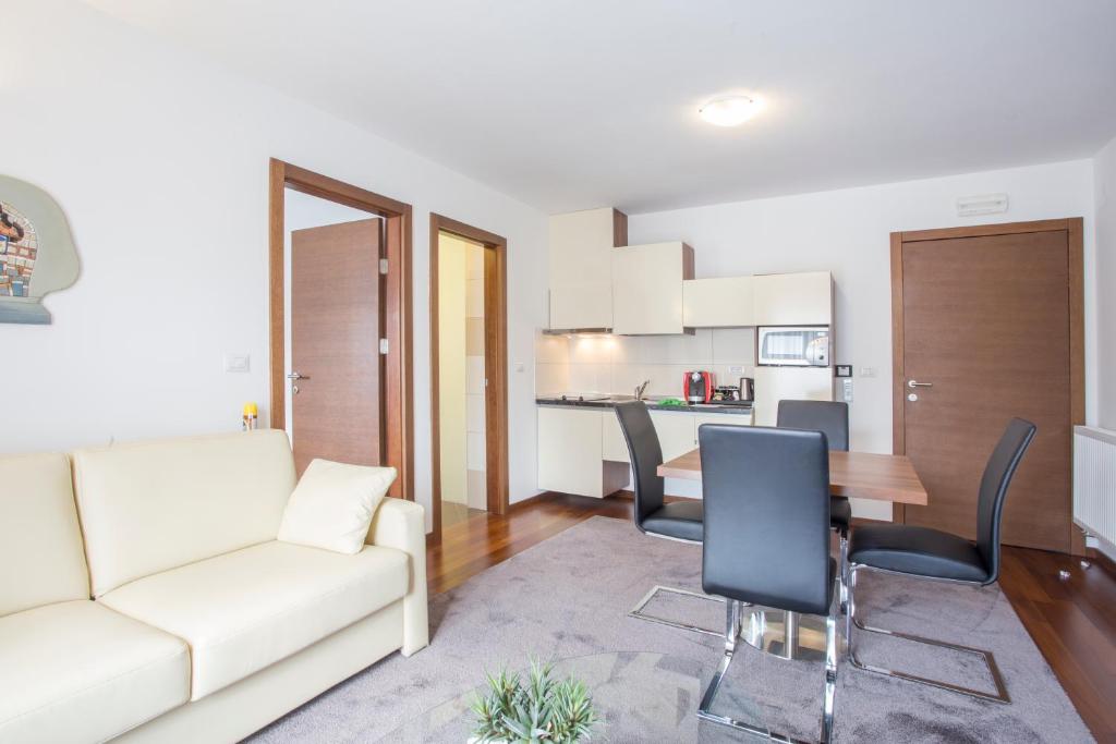 Kuchyň nebo kuchyňský kout v ubytování Residence Villa Karda