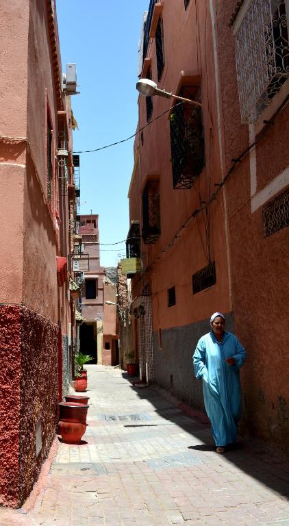 El barrio en el que está la casa de huéspedes o un barrio cercano