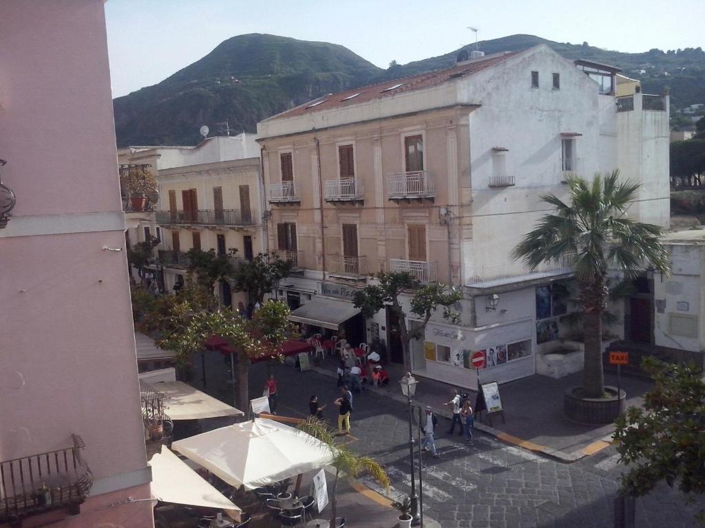 una vista aérea de una calle en una ciudad en Casa Nunziatina, en Lipari