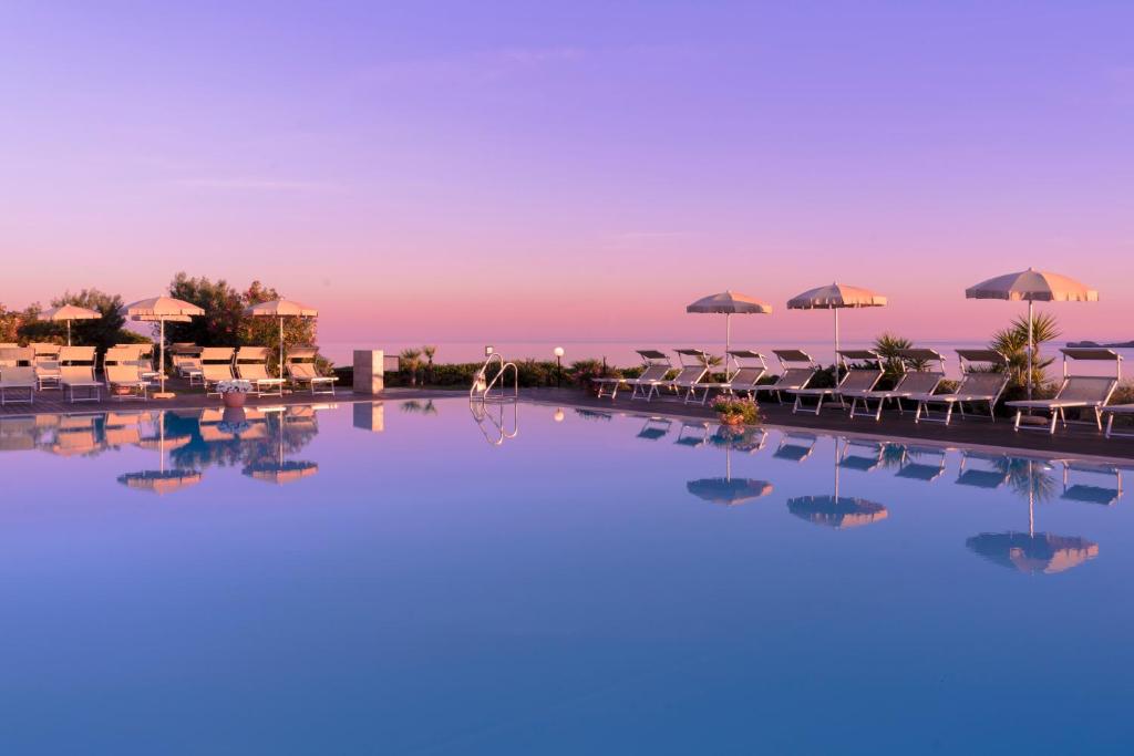 Het zwembad bij of vlak bij Hotel Dei Pini