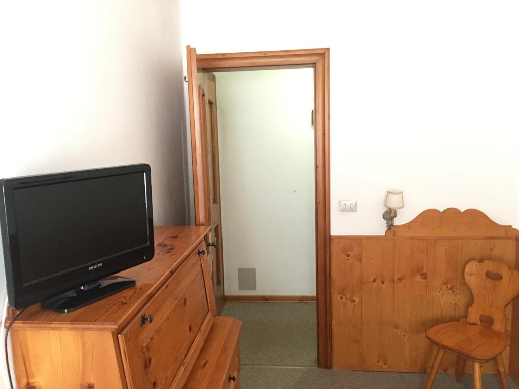TV a/nebo společenská místnost v ubytování Hotel Al Larin