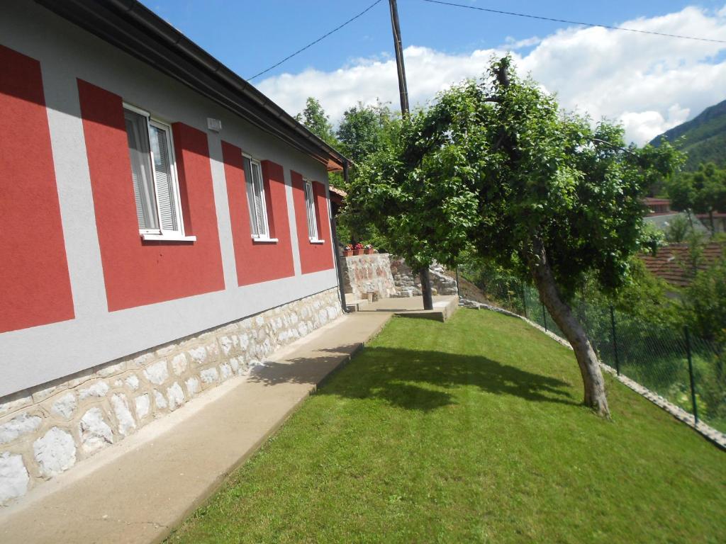 Nespecifikovaný výhled na hory nebo výhled na hory při pohledu z prázdninového domu