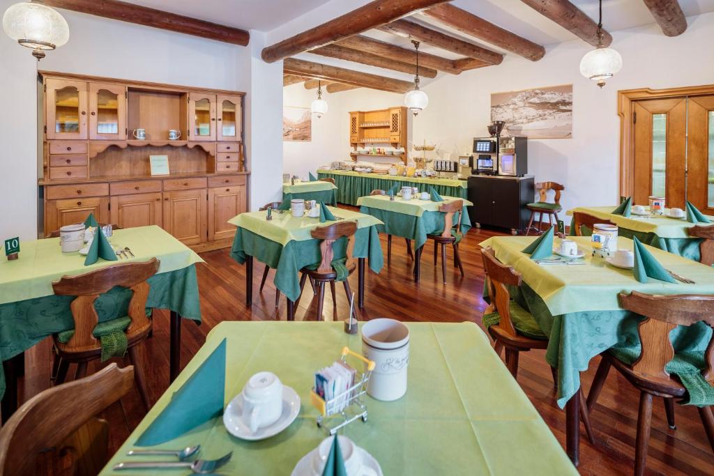 Restaurace v ubytování Hotel Al Larin