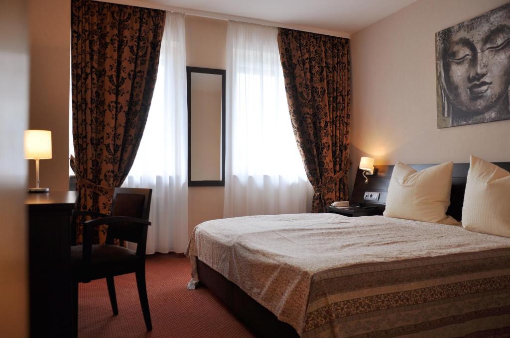 Hotel Rüdesheimer Hof - Double Room With Balcony