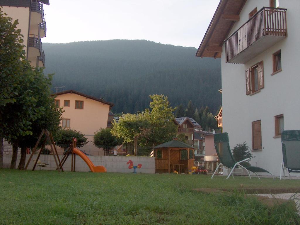 Nespecifikovaný výhled na hory nebo výhled na hory při pohledu z aparthotelu