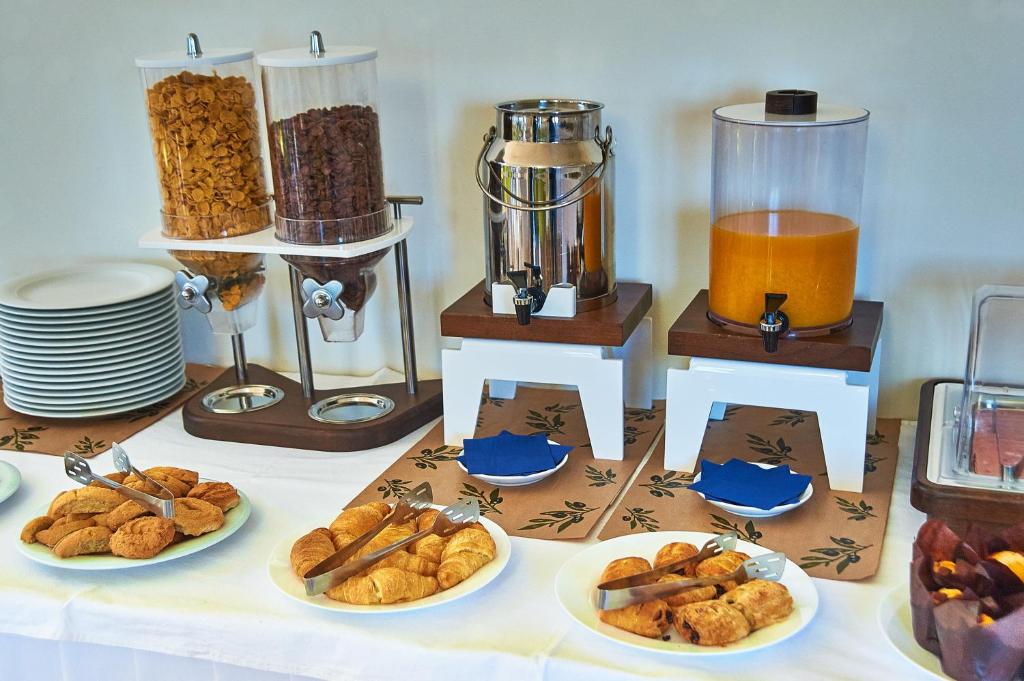a table with plates of food and a blender at Element Hotel in Elafonisos