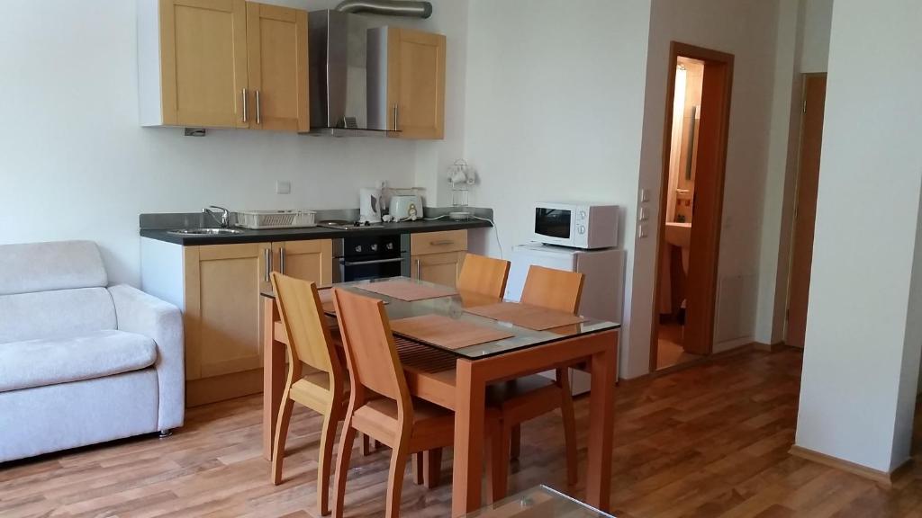 une cuisine avec une table et des chaises dans une pièce dans l'établissement Mountain View A23, à Bansko