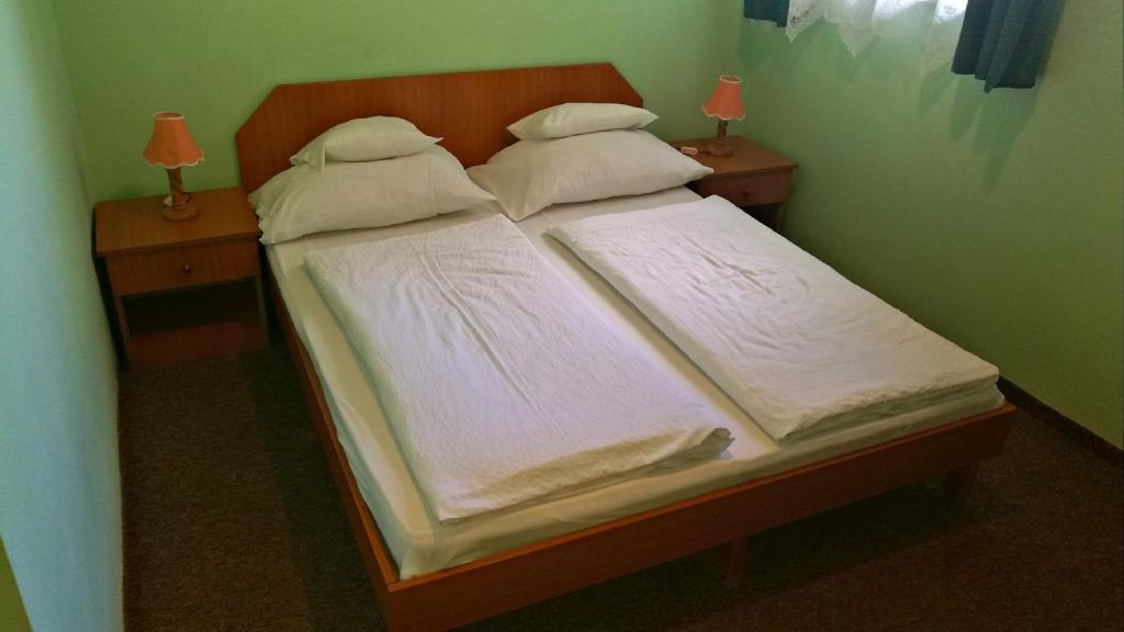 Postel nebo postele na pokoji v ubytování Füzi Panzió