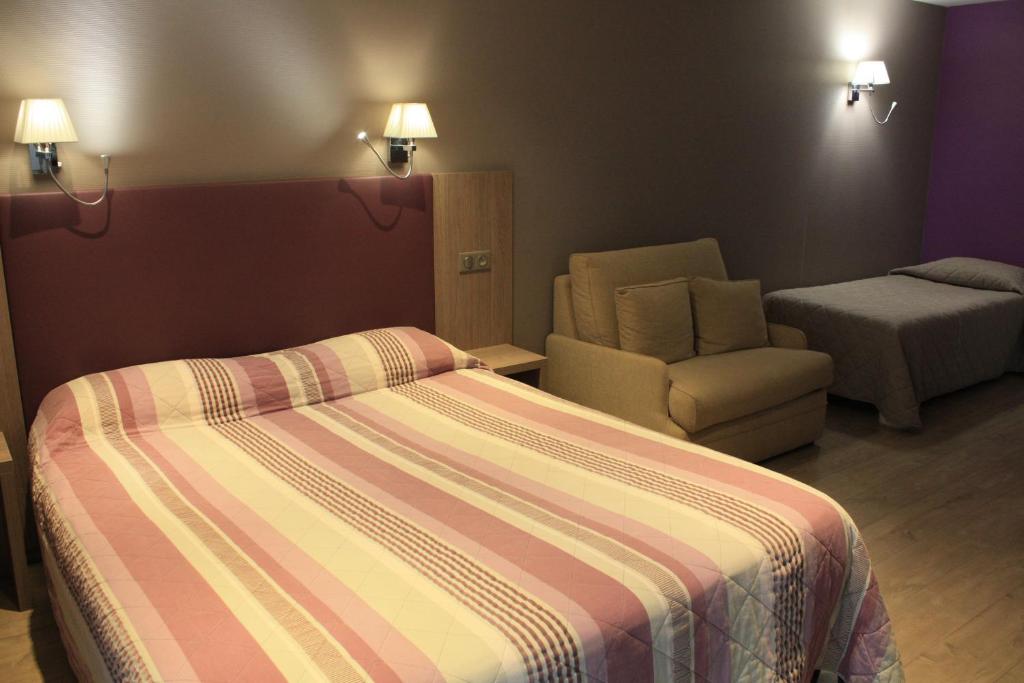 Hôtel restaurant LOGIS HOTELLERIE DE BALAJAN - Triple Room